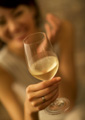 白ワインを持つ若い女性