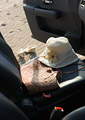 車内の帽子と鞄