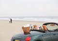 オープンカーと砂浜