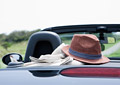 車と帽子