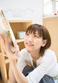 料理の本を読む女性