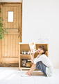 料理の本を読む女性