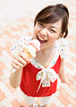 アイスクリームを食べる女性