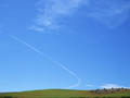 畑と飛行機雲