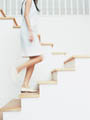 階段をのぼる女性