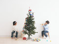 クリスマスツリーと子供たち