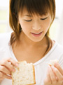 胚芽パンを食べる女性