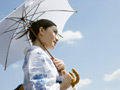 日傘をさす浴衣の女性