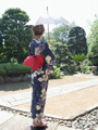 日傘をさす浴衣の女性