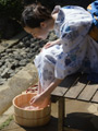 水桶に足を浸す女性