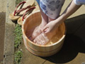 水桶に足を浸す女性