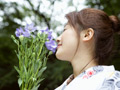 浴衣の女性と花