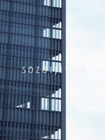 �r��