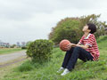 バスケットボールを持つ男の子