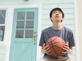 バスケットボールを持つ男の子