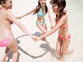 砂浜で遊ぶ女性