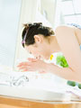 洗顔をする女性