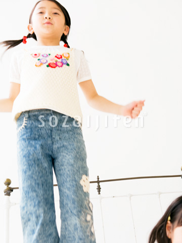 �W�����v���鏗�̎q