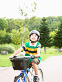 自転車に乗る少年