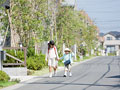 住宅街を歩く子供