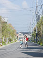 住宅街を歩く子供