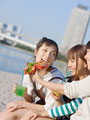 海岸でホットドックを食べる女性