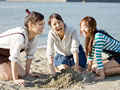 砂遊びをする女性