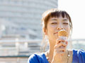ソフトクリームを食べる若い女性