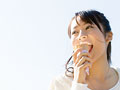 ソフトクリームを食べる若い女性