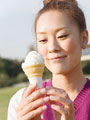 ソフトクリームを食べる女性