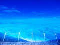青空と風力発電所