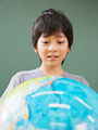 地球儀を見る小学生