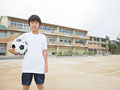サッカーボールを持つ小学生