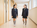 廊下を歩く小学生