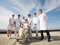 車椅子の患者と医師と看護師