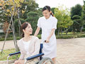 車椅子の患者と看護師