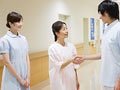 握手をする患者と看護師