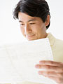健康診断書を見る男性