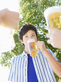 ビールを飲む男性