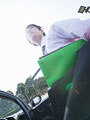 車から降りるビジネスマン