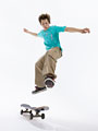 スケートボードをする若い男性