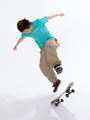 スケートボードをする若い男性