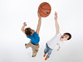バスケットボールをする若い男性