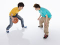 バスケットボールをする若い男性