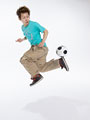 サッカーをする若い男性