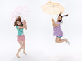 傘を持つ若い女性