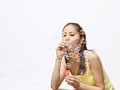 シャボン玉遊びをする若い女性