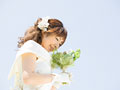 ブーケを持つ新婦