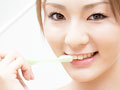 歯を磨く若い女性