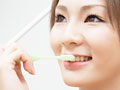 歯を磨く若い女性